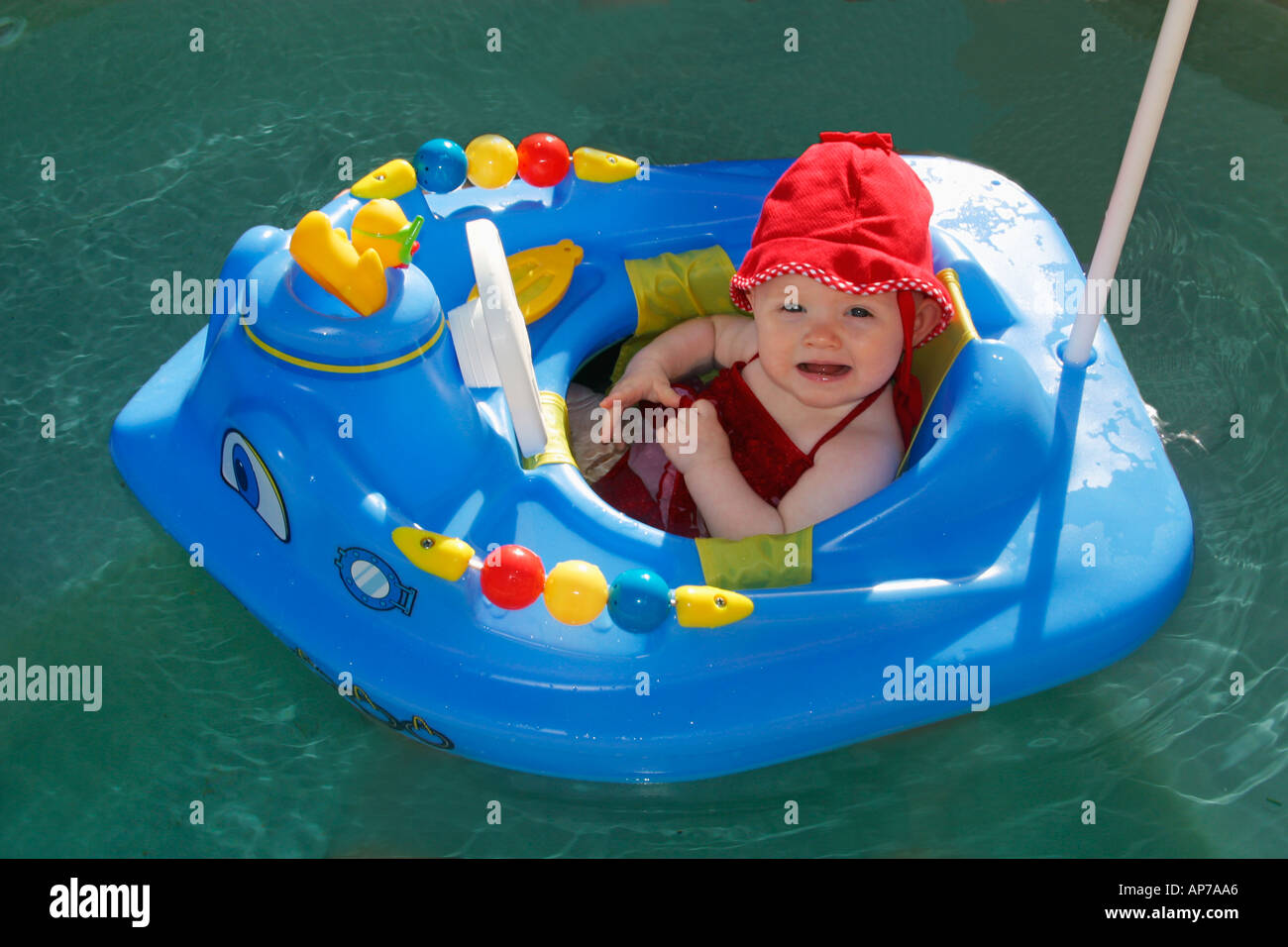 Il mercato azionario è gioco da ragazzi una piccola barca senza timone in un mare in tempesta un apt descrizione di molti portafogli Foto Stock