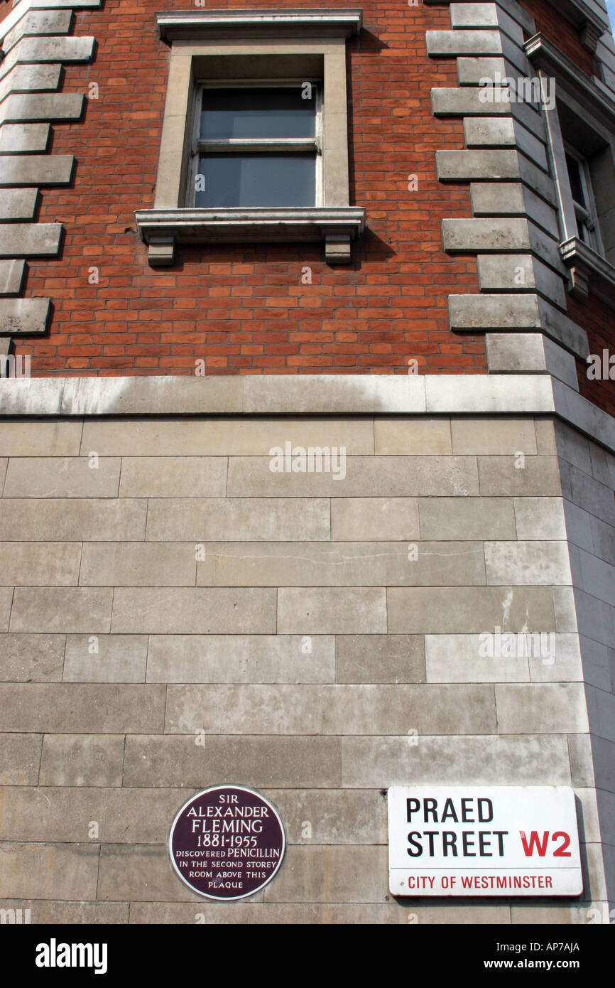 La placca commerating Sir Alexander Flemming alla scoperta della penicillina e Praed Street cartello stradale su St Mary's Hospital di Paddington Foto Stock