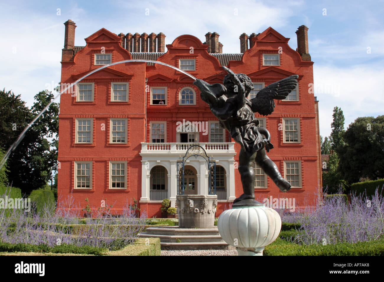 Il Kew Palace a Kew Gardens e una copia del Verrochio. Il ragazzo con la fontana dei Delfini Foto Stock