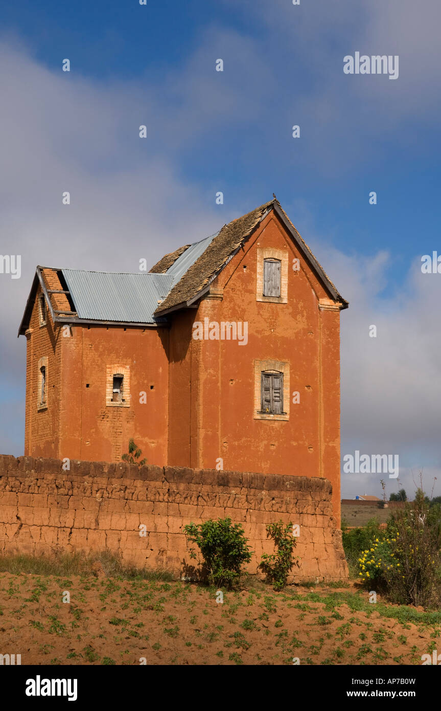 Homestead e il vecchio muro che circonda il villaggio Ambohimanga, nei pressi di Antananarivo, Madagascar Foto Stock