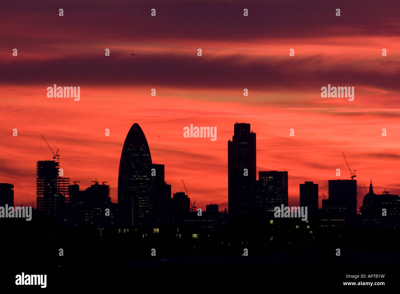 Il sangue rosso tramonto sulla piazza finanziaria di miglio Distretto di Londra, Regno Unito Foto Stock