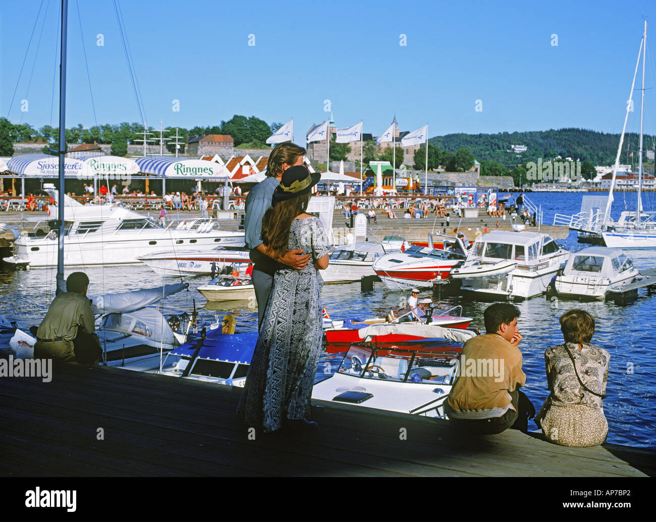 Barche, persone e ristoranti del porto di Aker Pier in Oslo Foto Stock