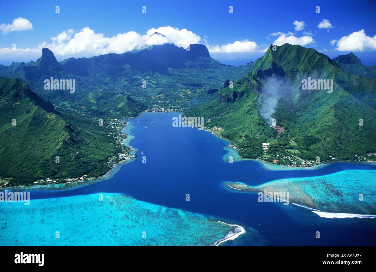 Vista aerea della baia di cuochi e le montagne sull isola di Moorea nuoto tra il blu del cielo e le lagune blu Foto Stock