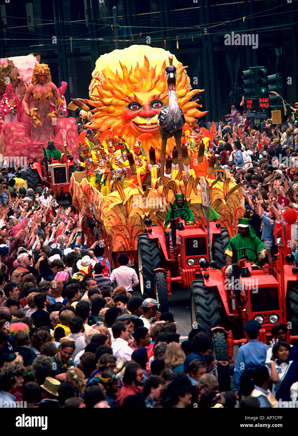 Sun galleggiante nella Rex parade presso il Mardi Gras con onlooking folla di New Orleans in Louisiana Foto Stock