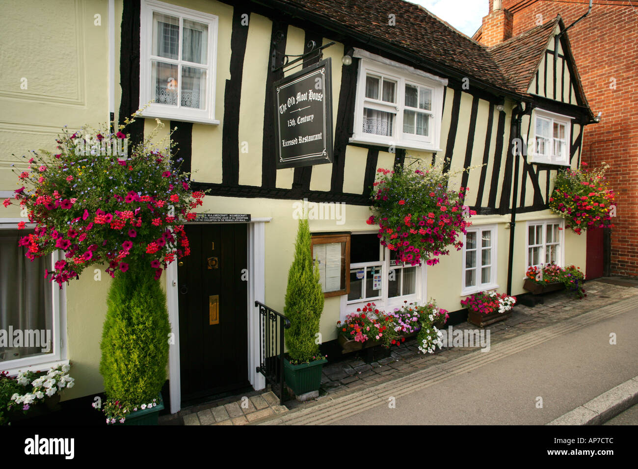 La vecchia casa controverso, un xv secolo tradizionale in muratura edificio che ora un ristorante in Castello di Hedingham, Essex, Inghilterra. Foto Stock