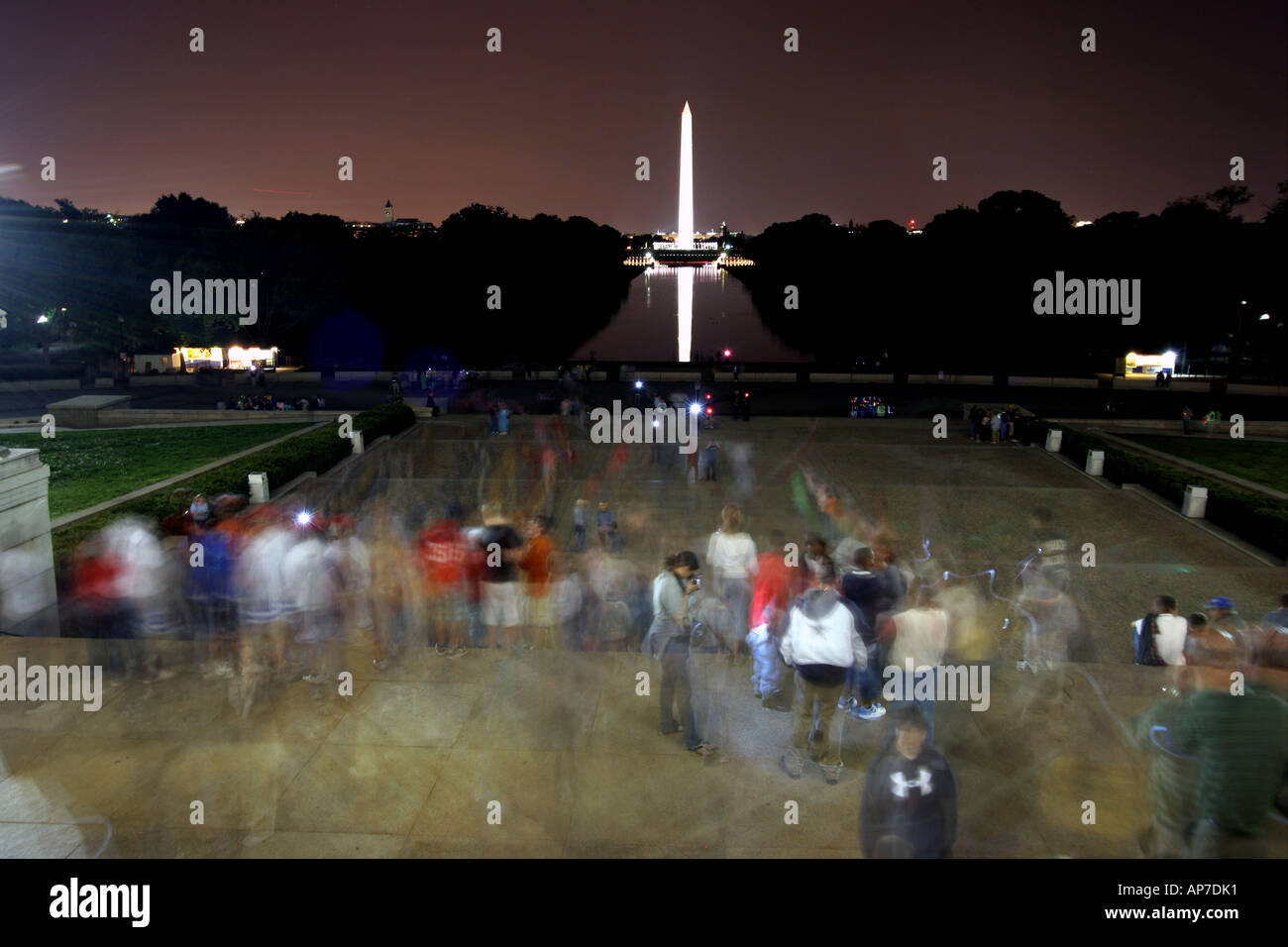 I turisti su Lincoln Memorial passi con il Monumento a Washington in background Foto Stock