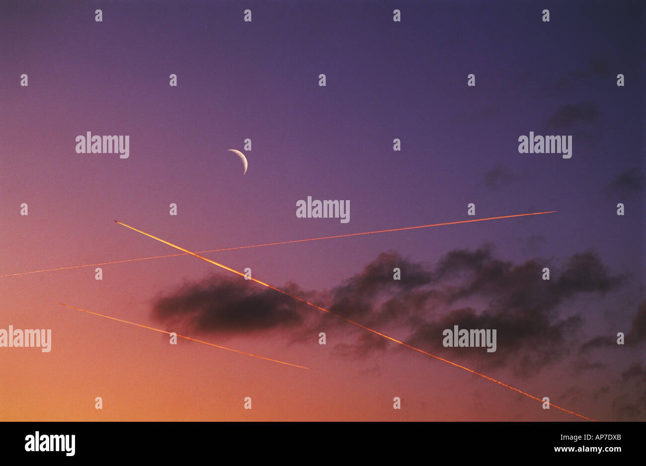 Tre differenti correnti a getto incrocio sotto mezzaluna nella luce del tramonto Foto Stock