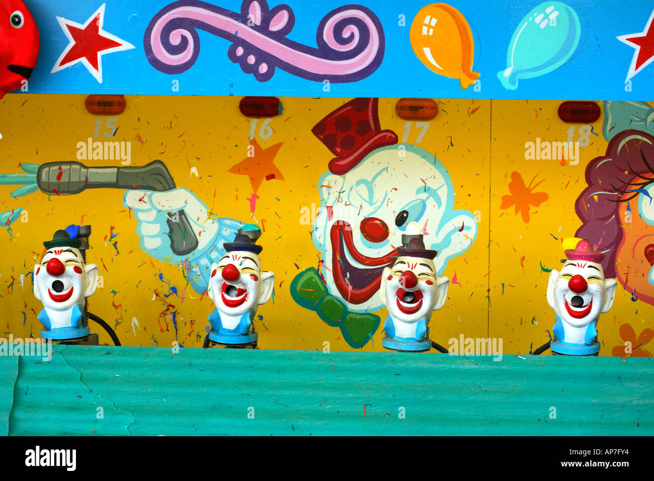Clown colorato gioco ad una fiera Foto Stock