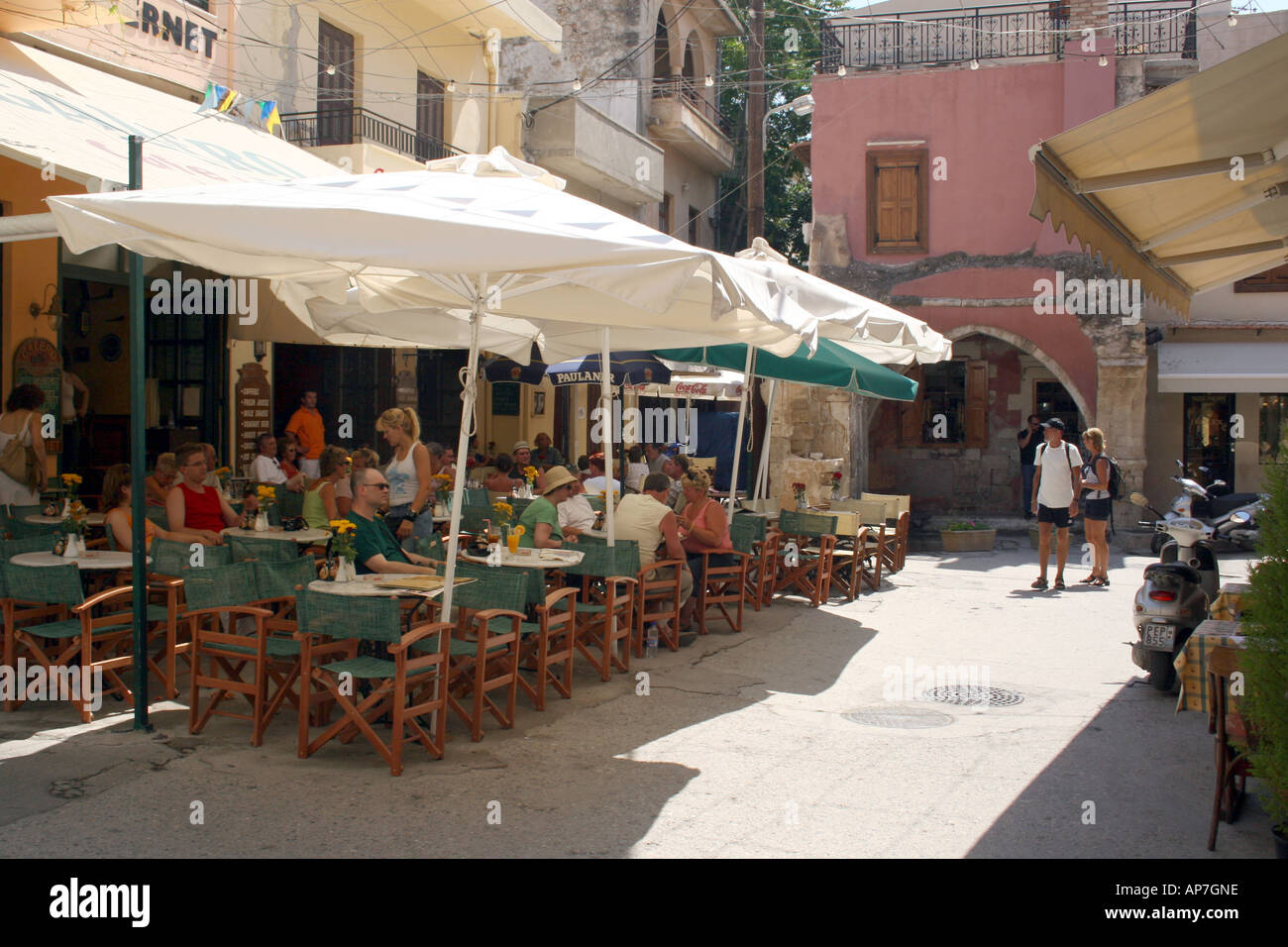 L'ombra di una taverna in una tranquilla strada secondaria nel centro storico della città di Rethymnon. Creta. Isola greca. L'Europa. Foto Stock