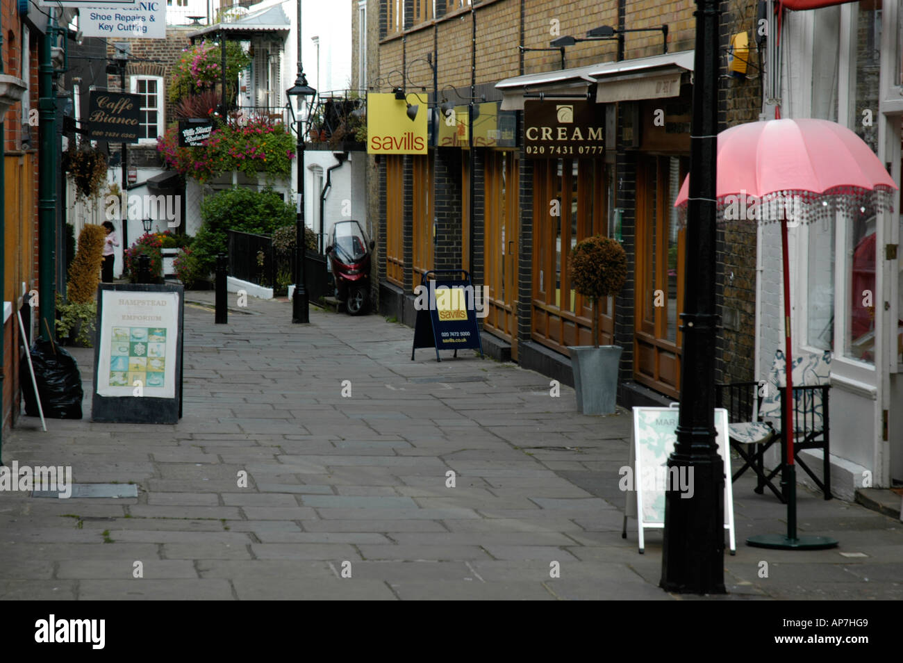 Vista di Perrin a piedi in Hampstead London REGNO UNITO Foto Stock