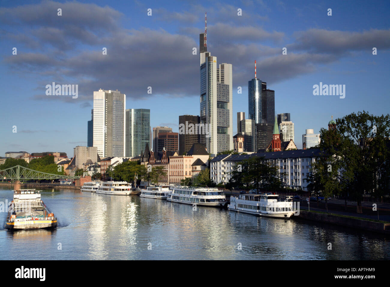 Vista di Francoforte sullo skyline della città da Alte Brucke ponte 1 Foto Stock