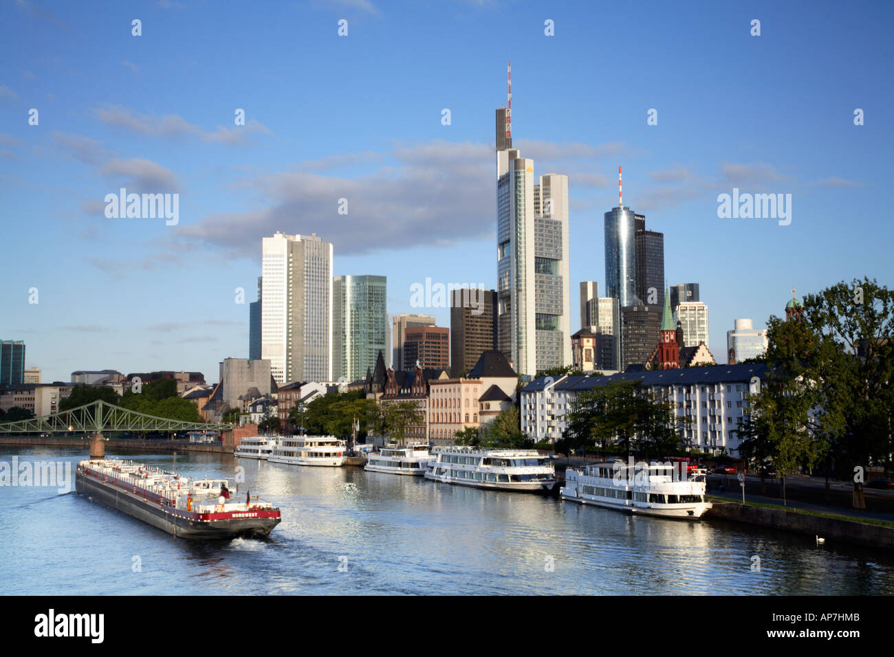 Vista di Francoforte sullo skyline della città da Alte Brucke ponte 2 Foto Stock