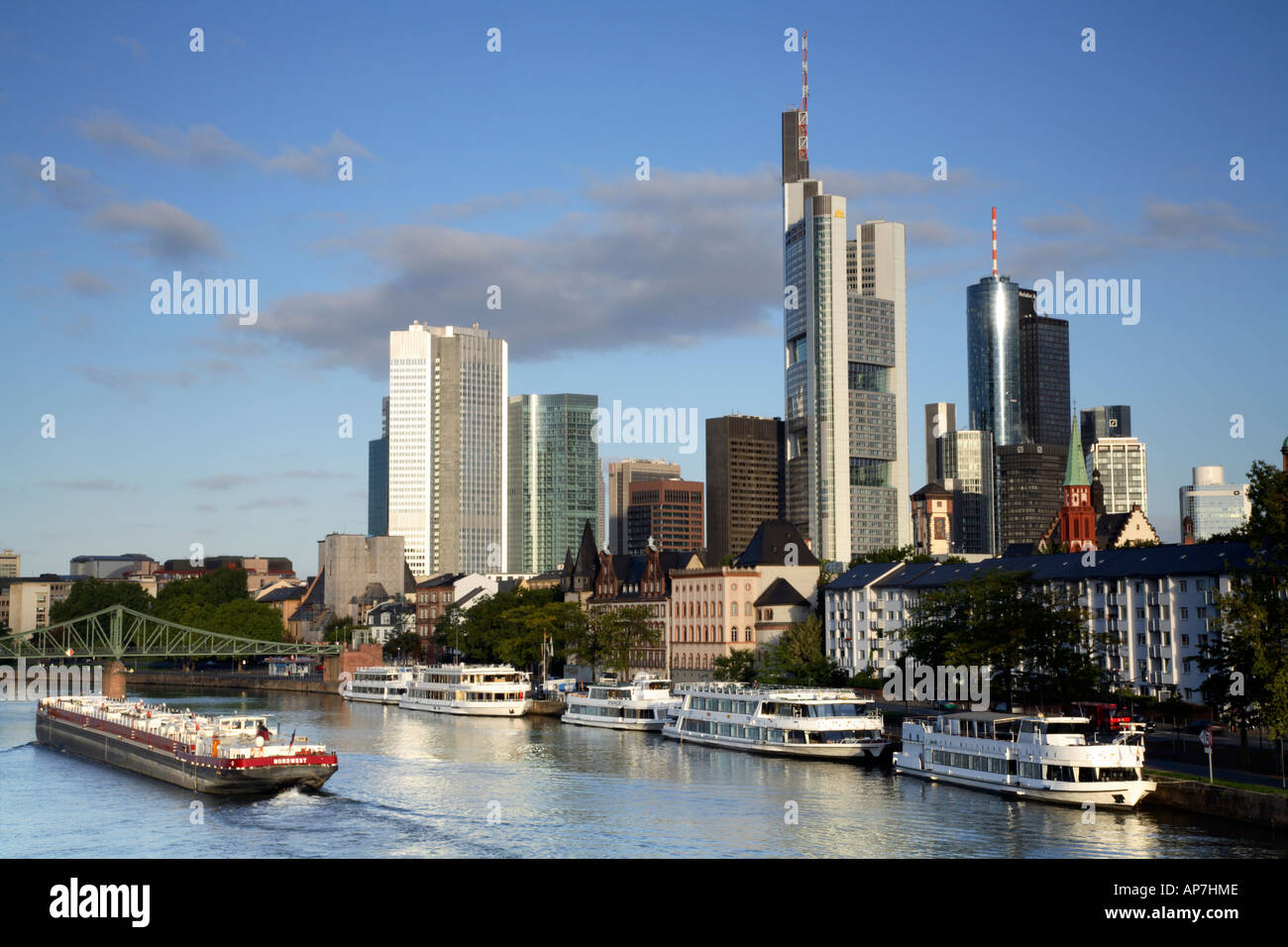 Vista di Francoforte sullo skyline della città da Alte Brucke ponte 3 Foto Stock