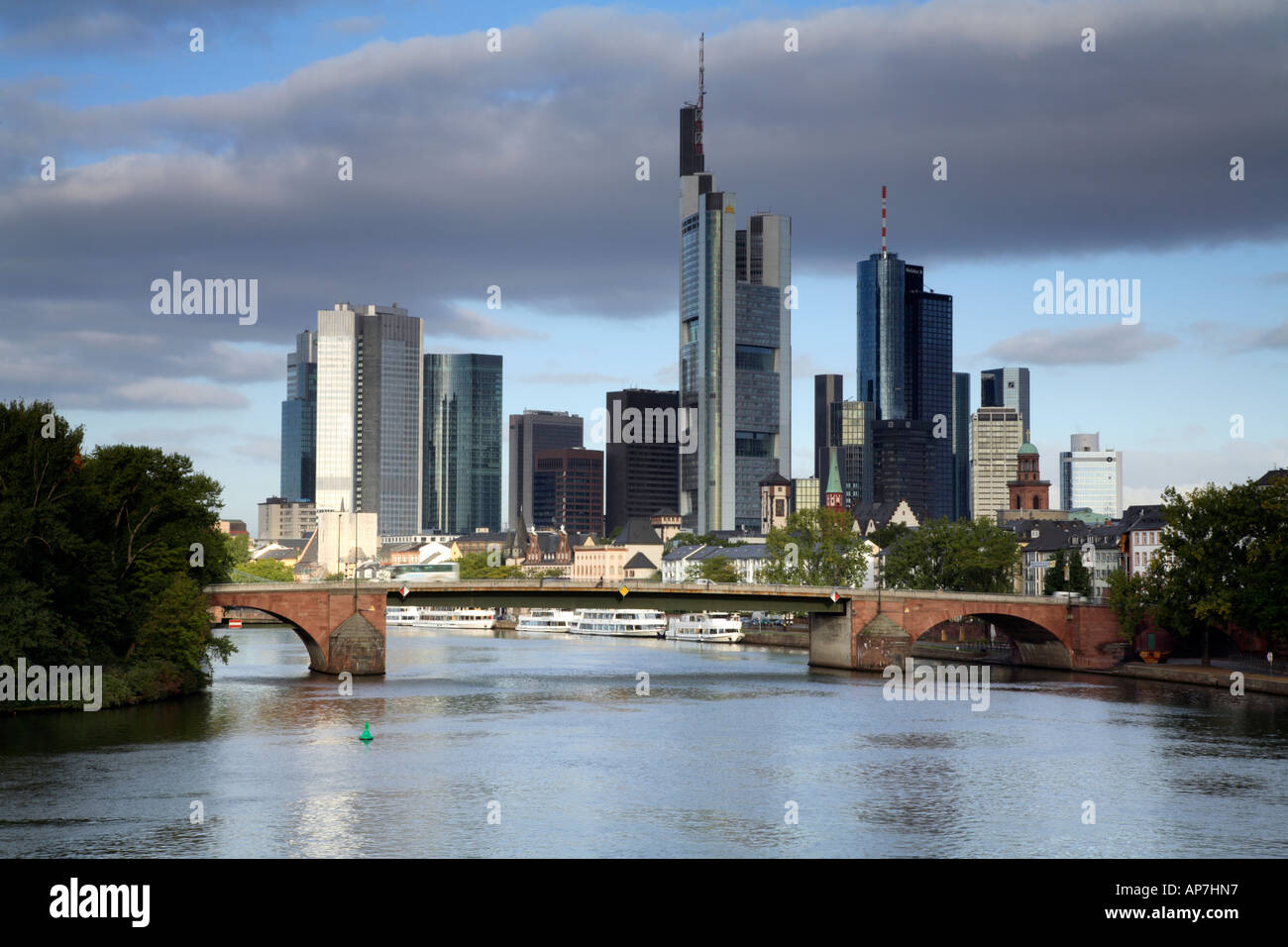 Vista della città di Francoforte skyline e Alte Brucke ponte 3 Foto Stock