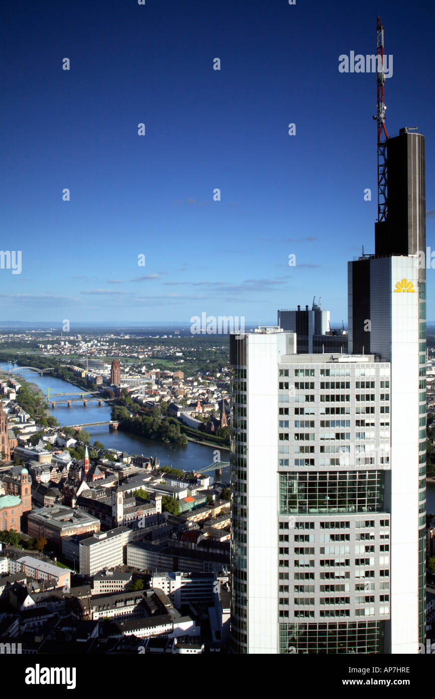 Vista sullo skyline di Francoforte e la città guardando ad est dalla piattaforma di visualizzazione nella parte superiore della torre principale Foto Stock