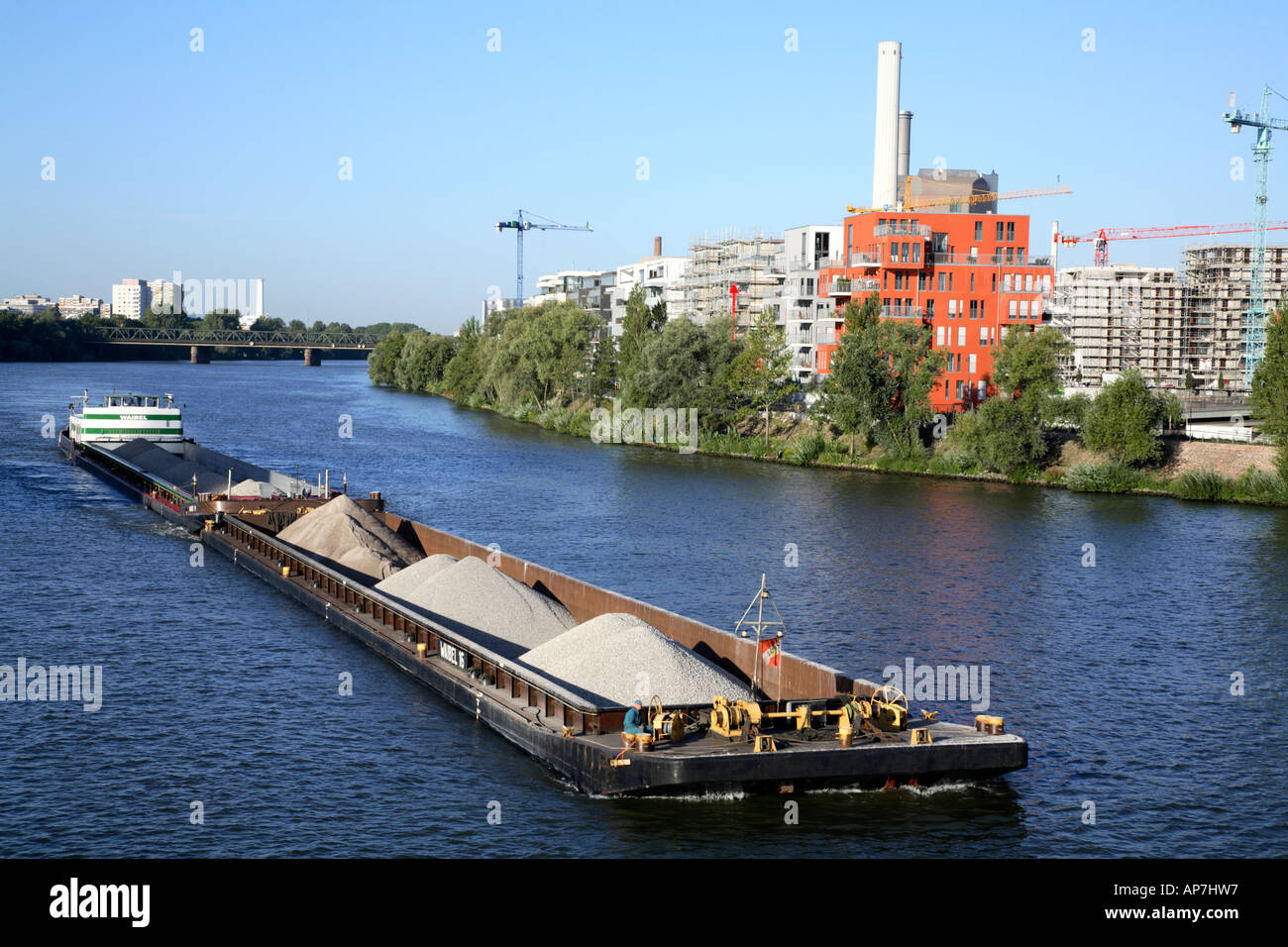 Chiatta sul fiume Main a Francoforte dal Friedens-brucke ponte 1 Foto Stock