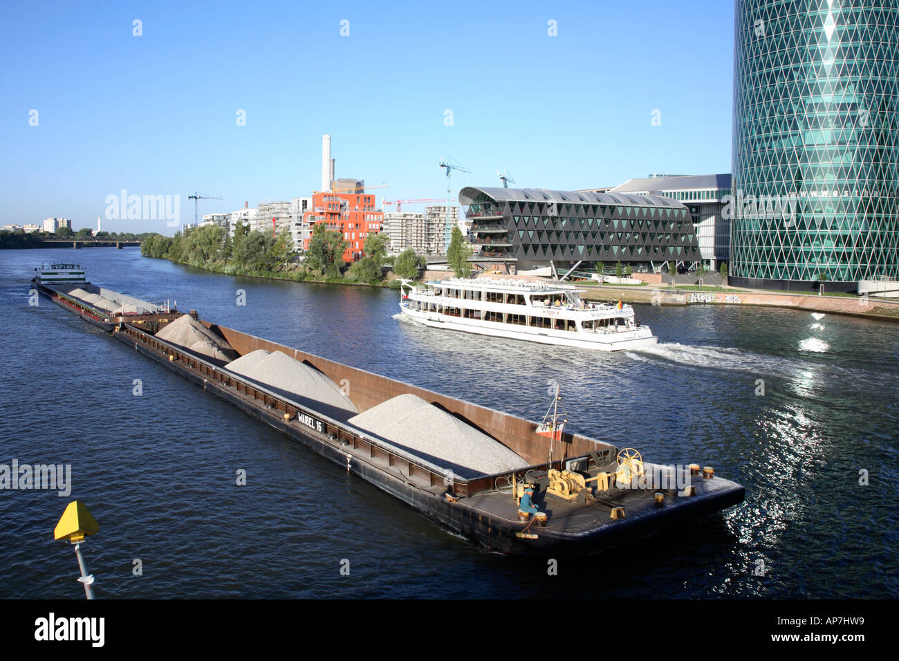 Barge passando incrociatore turistico sul Fiume Main nella zona centrale di Francoforte Foto Stock