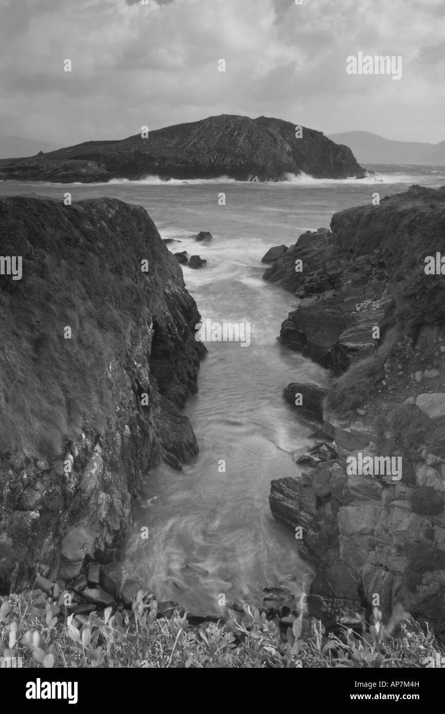 Terreno non lavorato e in ingresso sul Ring di Kerry in Irlanda rivolta verso il prossimo si rigonfiano e onde Foto Stock