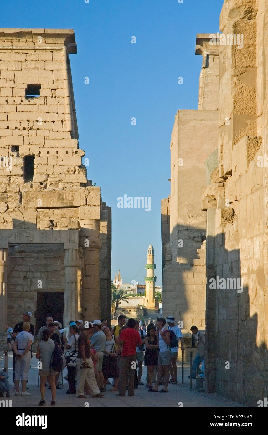 Guardando attraverso il primo pilone, Tempio di Luxor, Tebe, Alto Egitto, Nord Africa e Medio Oriente. DSC 4566 Foto Stock
