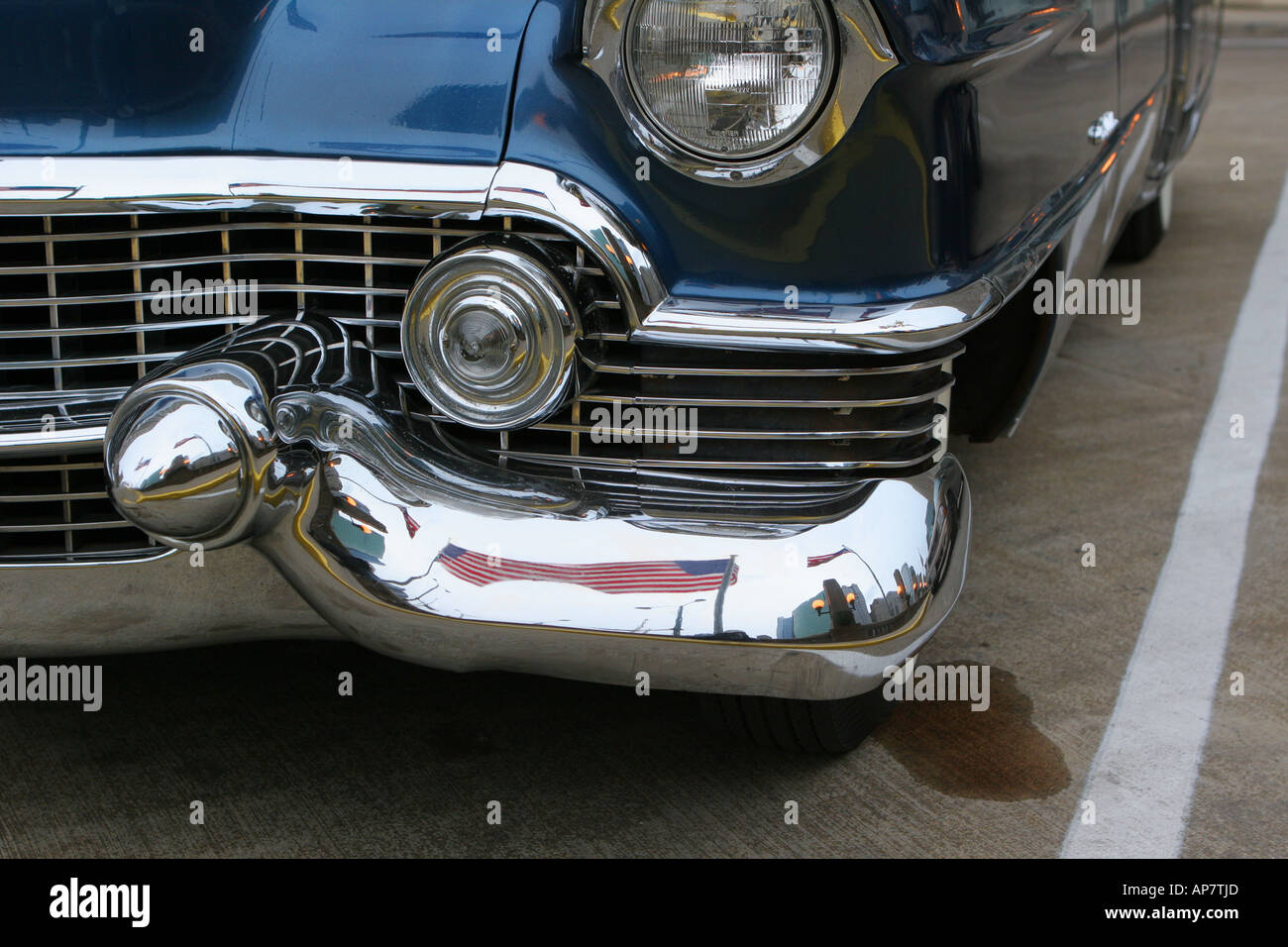 Una vecchia auto americana con bandiera americana riflettente nel paraurti cromato p parole chiave auto vecchia automobile vintage anni cinquanta american st Foto Stock