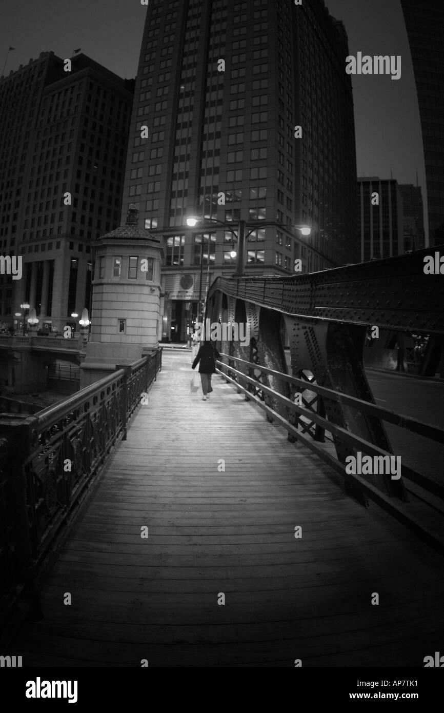 Una persona che attraversa un ponte sul fiume di chicago di notte p parole chiave chicago downtown scene di strada notte stock foto foto immagine i Foto Stock