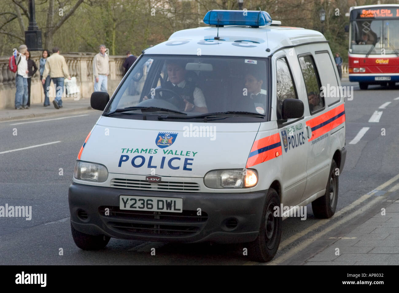 La Thames Valley Police van su Magdalen Bridge Oxford Foto Stock