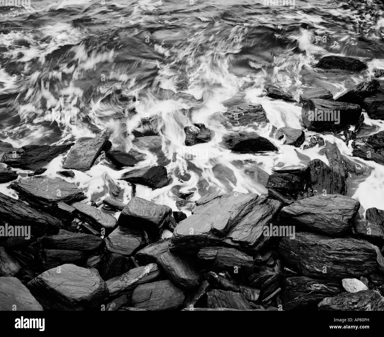 Ocean di acqua di lavaggio su rocce di mare, Maine Foto Stock