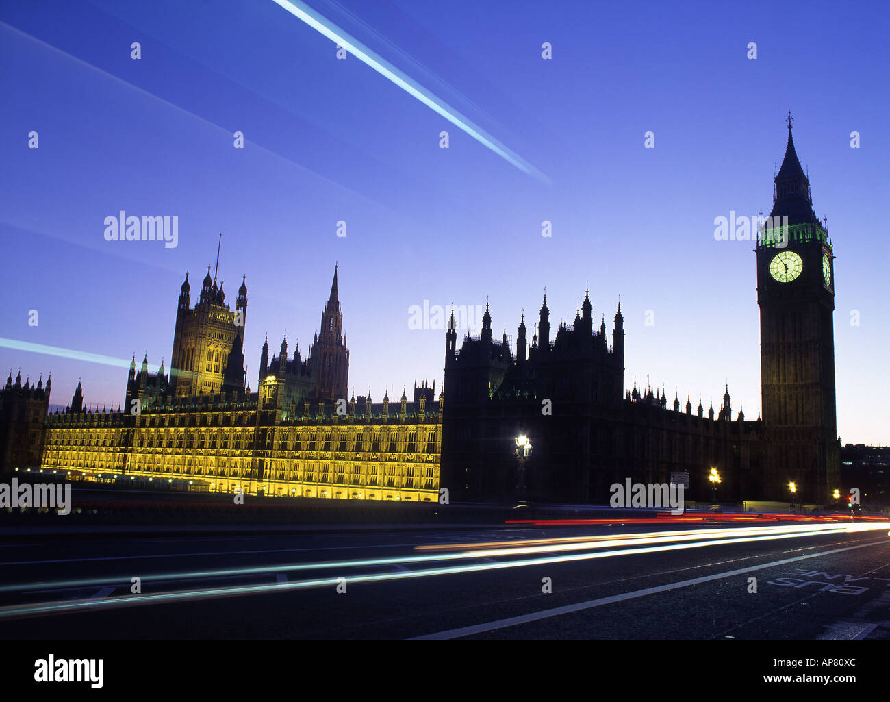 Case del Parlamento Twilight vista notturna dal Westminster Bridge semaforo piste attraverso il telaio Londra Inghilterra REGNO UNITO Foto Stock