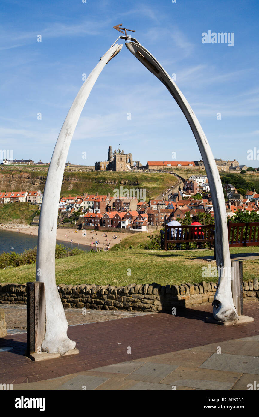 St Marys Chiesa e Abbazia di Whitby attraverso il Whalebone Arch a Whitby North Yorkshire, Inghilterra Foto Stock