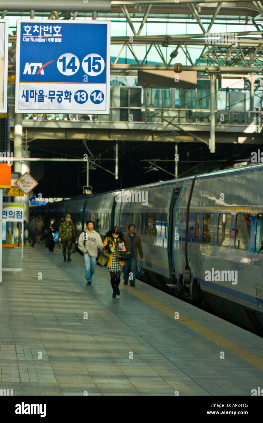 KTX Seoul Station piattaforma Railroad Seoul COREA DEL SUD Foto Stock
