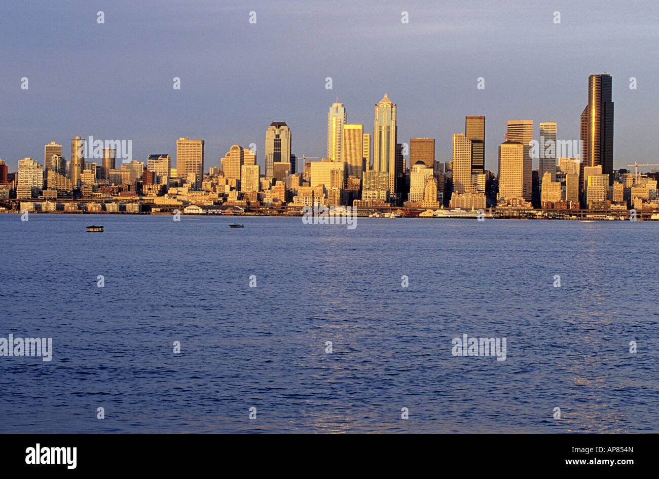 I grattacieli del centro di Seattle da tutta Elliot Bay Seattle Washington STATI UNITI D'AMERICA Foto Stock