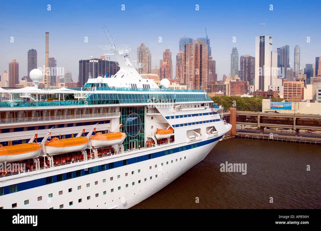 Una nave da crociera nel porto di New York City New York STATI UNITI D'AMERICA Foto Stock