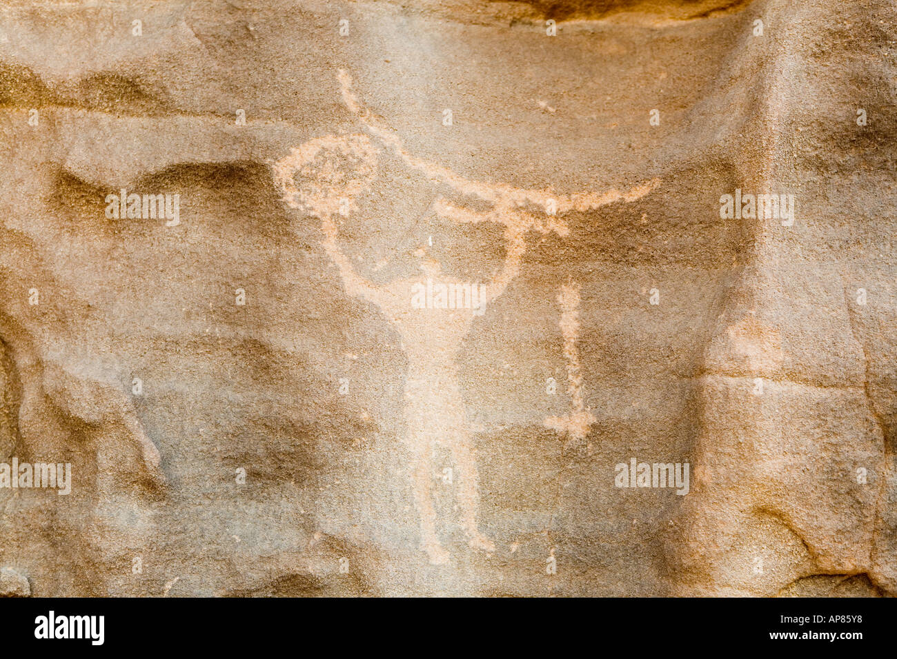 Figura maschile con scudo e bow tagliato nella roccia, Karkhur Talh, Uweinat, Egitto Foto Stock