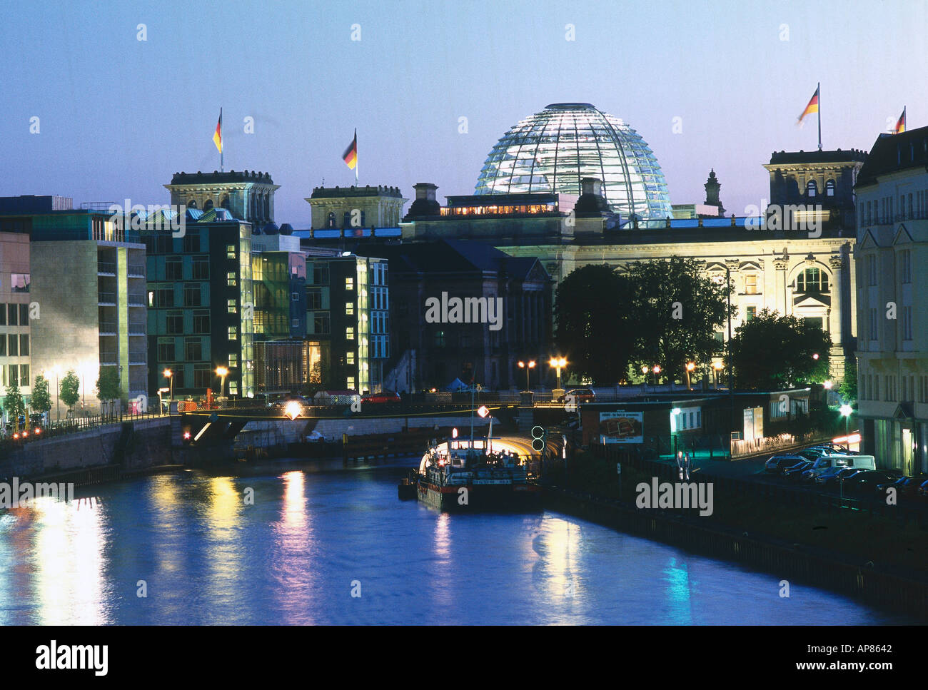 Gli edifici lungo il fiume Spree, Germania, Europa Foto Stock