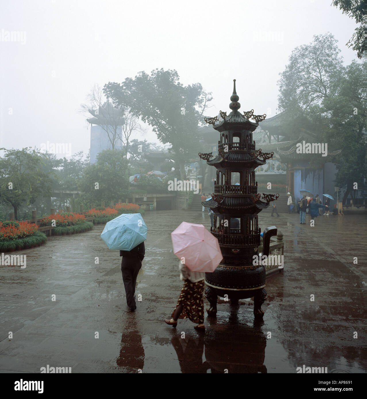 Vista posteriore del gruppo di persone ombrelli azienda, Fengdu, Cina e Asia Foto Stock