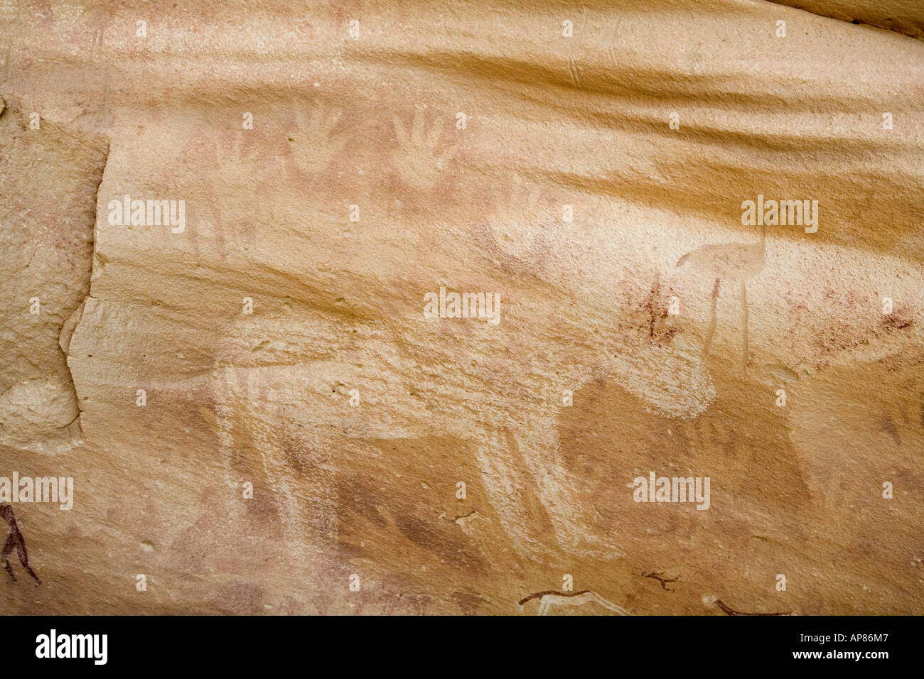 Dipinto di struzzo, mani e animali in arte rock, grotta Mestekawi, Gilf Kebir, dell'Egitto deserto occidentale. Foto Stock