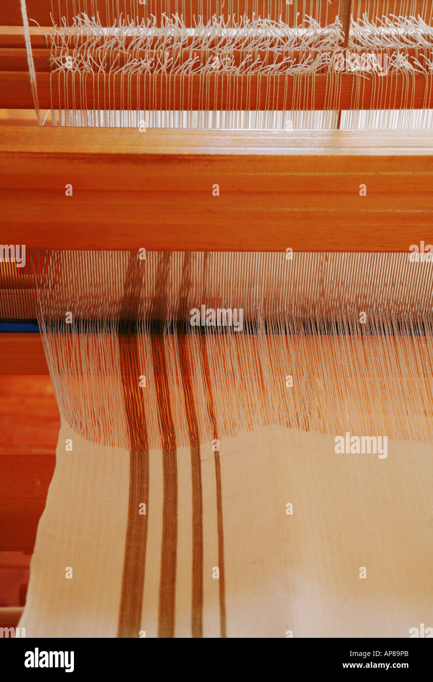 Tessitori telaio la produzione di strisce di tessuto di lino Foto Stock