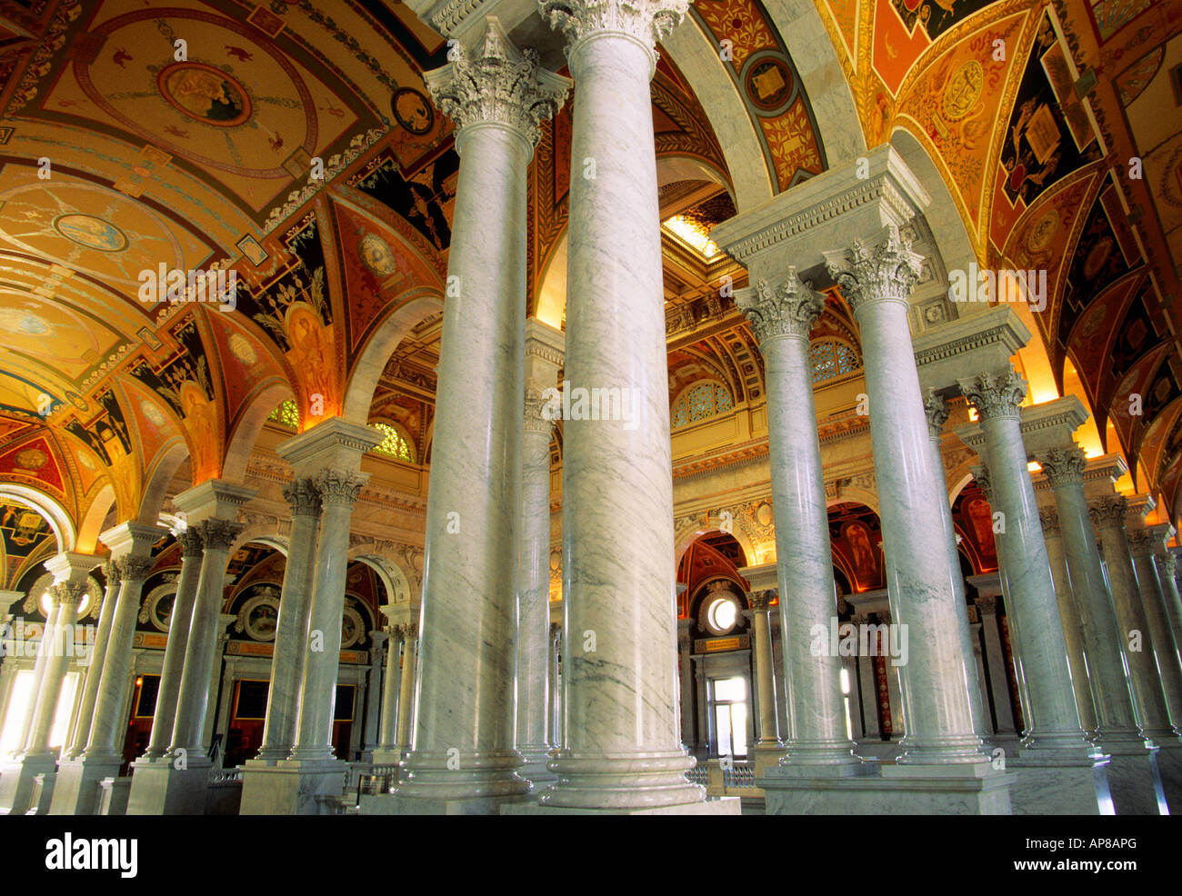 Stati Uniti Stati Uniti d'America Washington DC, la Biblioteca del Congresso Building Interior. Thomas Jefferson edificio grande Hal. Colonne di marmo bianco. Foto Stock