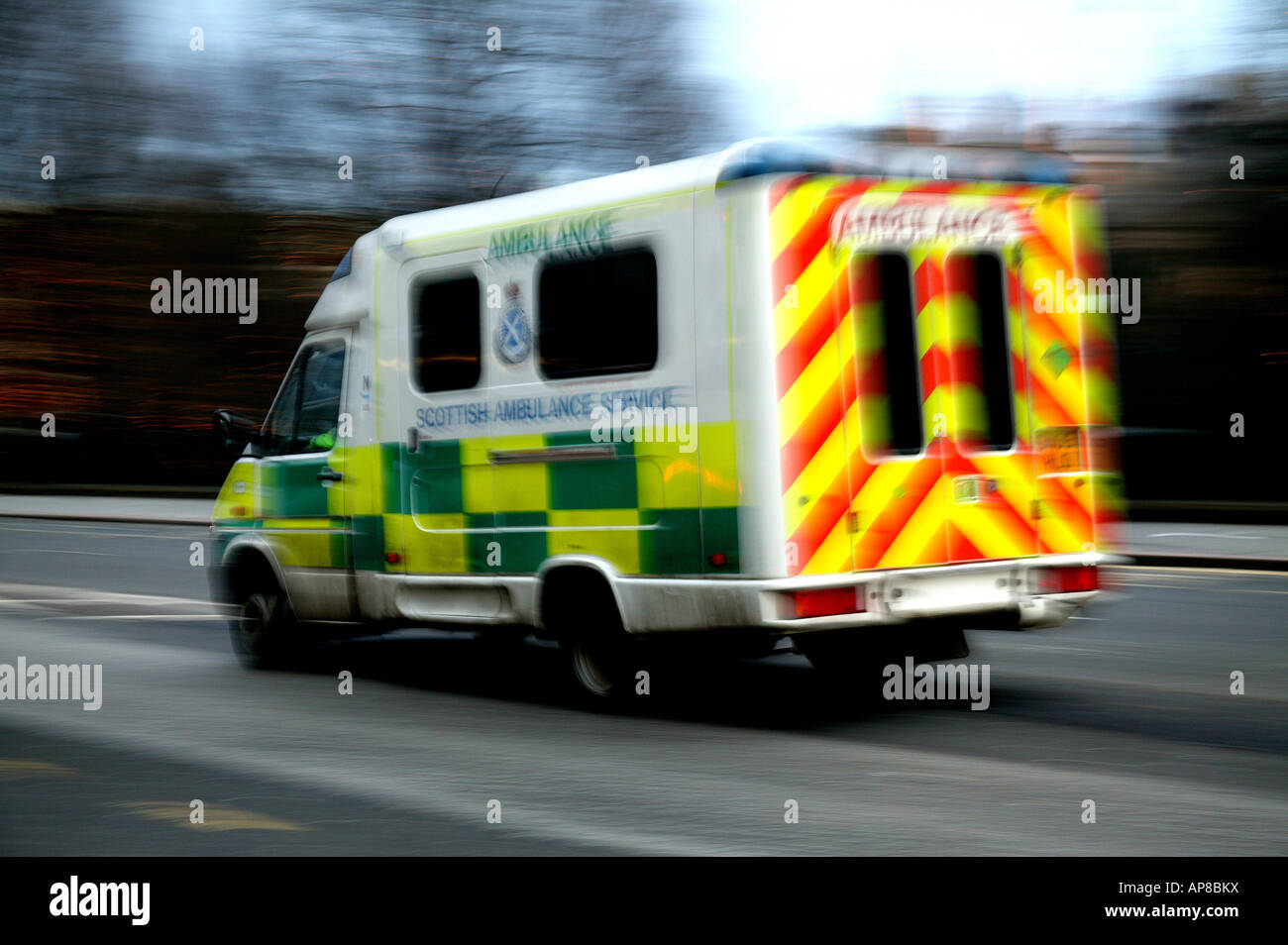 Accelerazione dei processi di ambulanza con movimento sfocate, sul modo per un'emergenza, Edimburgo, Princes Street, Scotland, Regno Unito Foto Stock