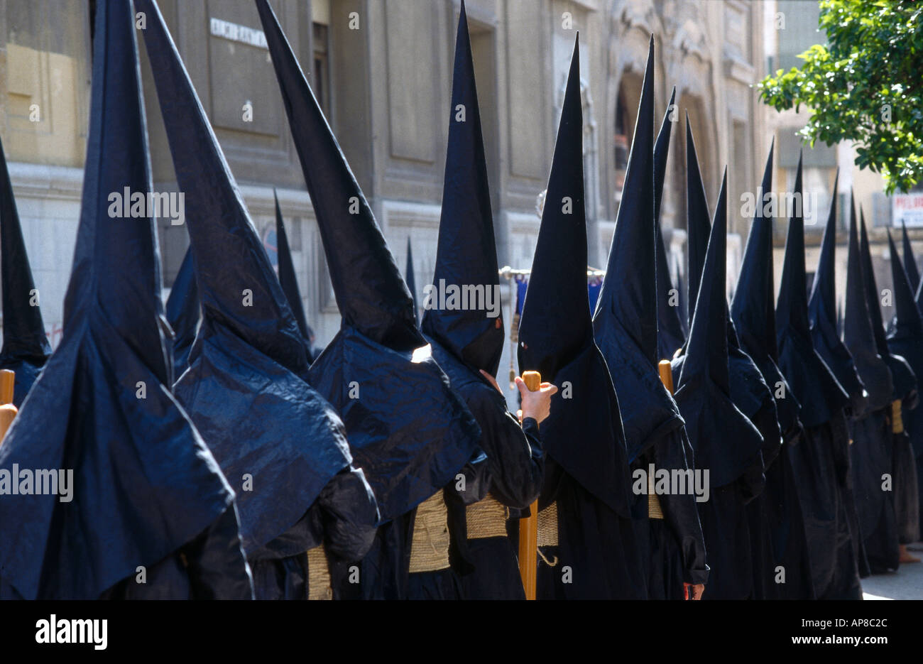 Uomini mascherati nella Settimana Santa processione Semana Santa Siviglia Andalusia Spagna Foto Stock