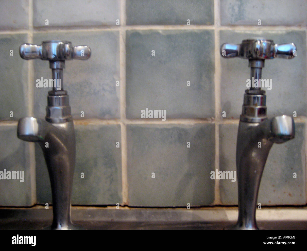 Rubinetto acqua calda bagno cucina plumber metallo plumbery home lavori home immobili lavoro prezzo di sviluppo ambiente di denaro Foto Stock