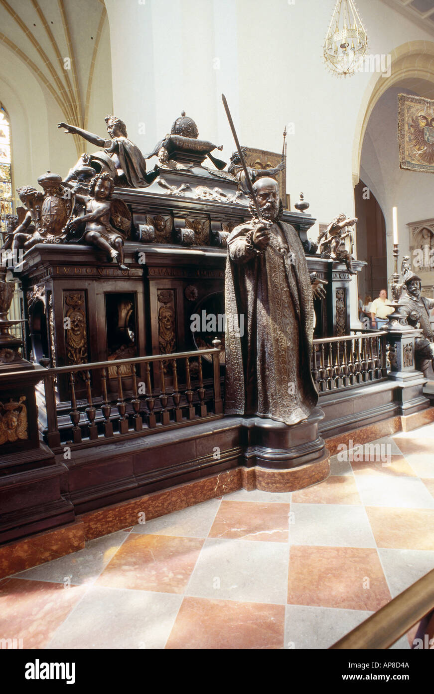 Statue alla tomba, tomba monumento dell Imperatore Ludovico IV, Frauenkirche di Monaco, Monaco di Baviera, Germania Foto Stock
