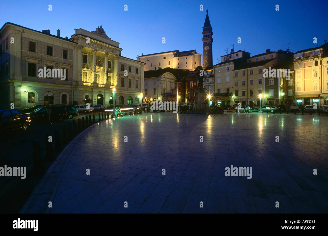 Edifici illuminata di notte, Tartini Square, pirano, Slovenia Foto Stock
