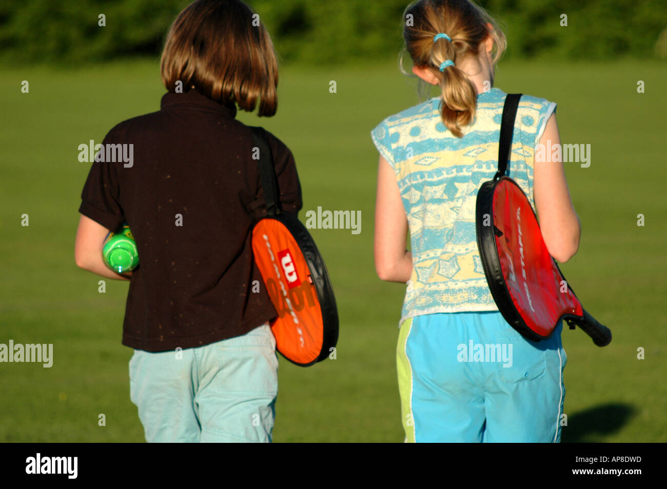 Due bambine di andare a giocare una partita di tennis Foto Stock