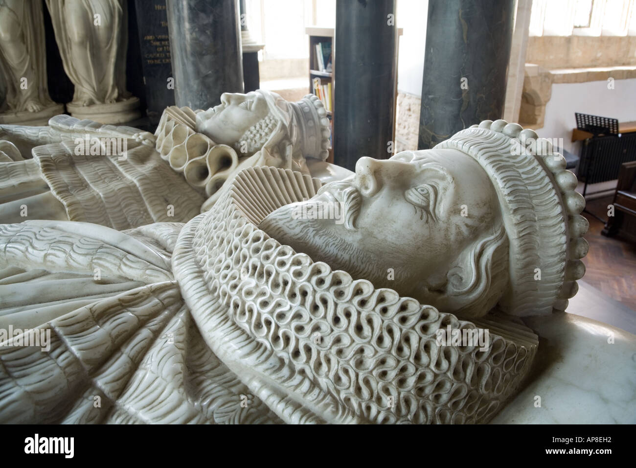 Gli ornati sepolcro marmoreo di Sir Battista Hicks in St James chiesa del Cotswold città di Chipping Campden, Gloucestershire Foto Stock