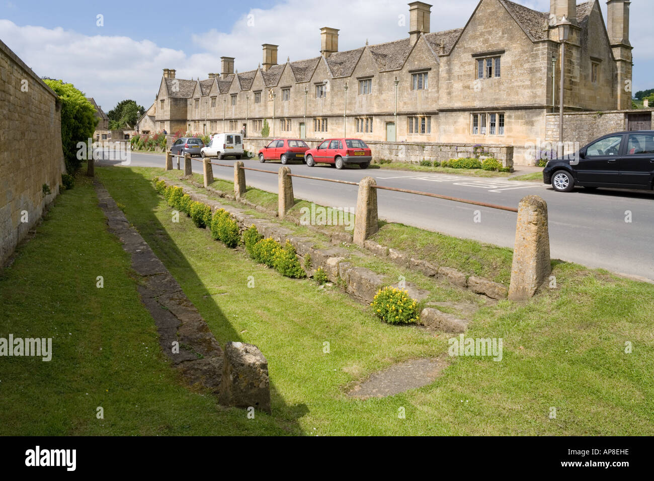 Il Dip Carrello per il lavaggio delle ruote del carrello di fronte alla gli ospizi di carità nel Cotswold città di Chipping Campden, Gloucestershire Foto Stock