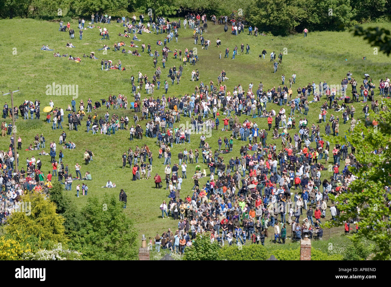 La folla assemblaggio per guardare la Coopers Hill formaggio evento di rotolamento sul Cotswolds a Brockworth, Gloucestershire Foto Stock