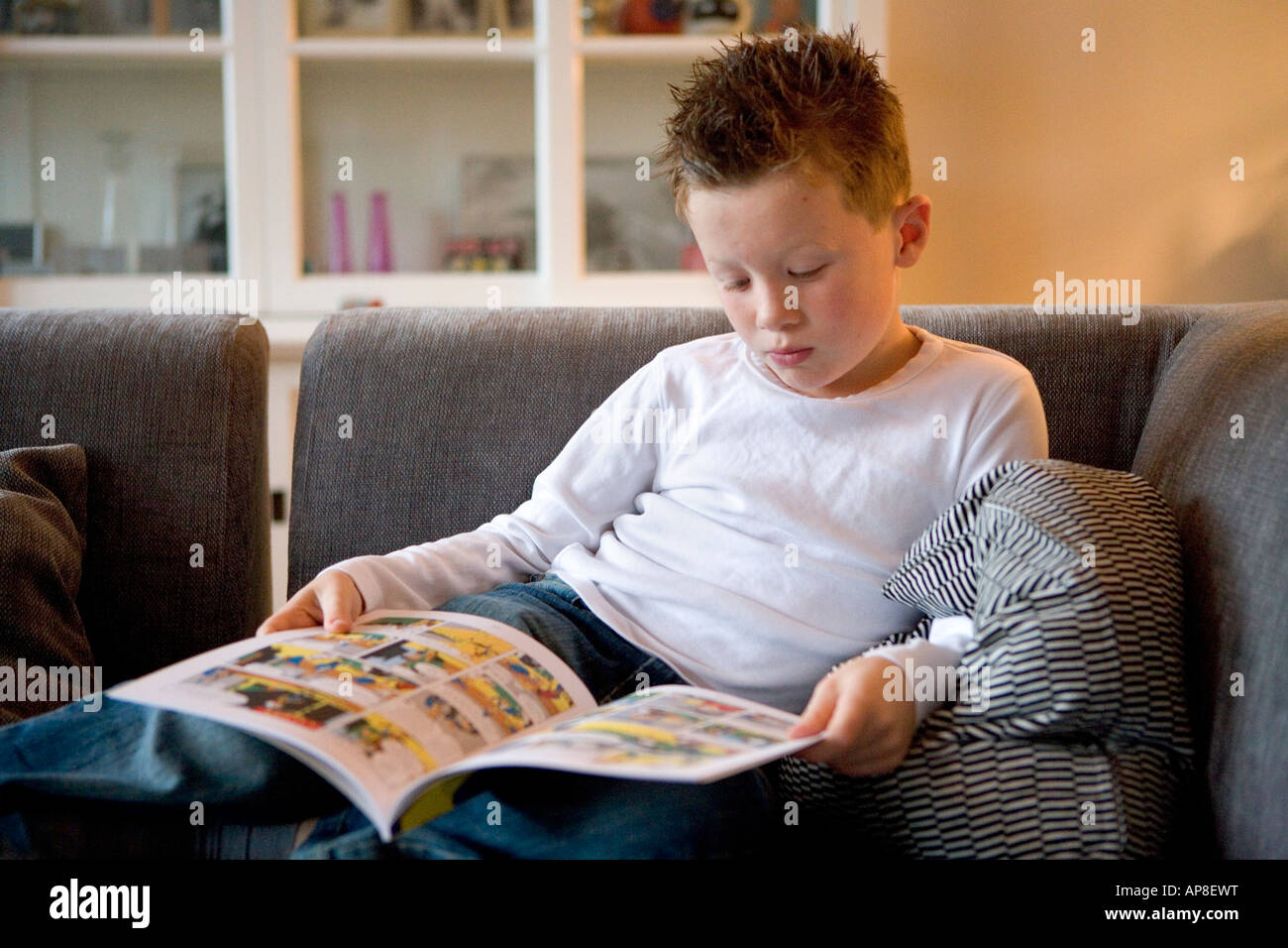 Ragazzo è la lettura di un fumetto Foto Stock