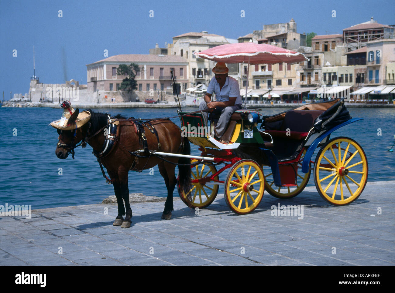 Coachman nel carrello in attesa per i turisti Chania Creta Grecia Foto Stock