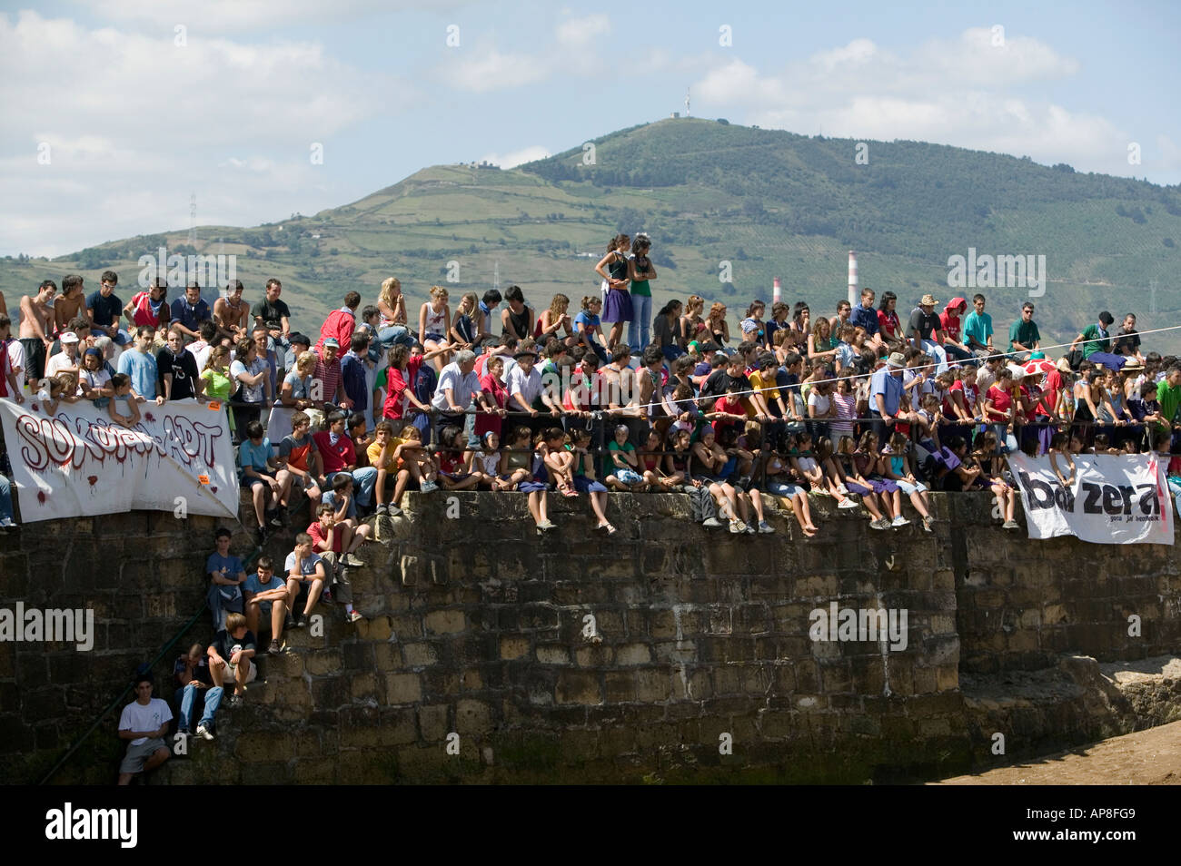 La folla di popolo basco guarda Sokamuturra bull in esecuzione evento dalla parete del porto di Puerto Viejo Algorta Paese Basco Spai Foto Stock